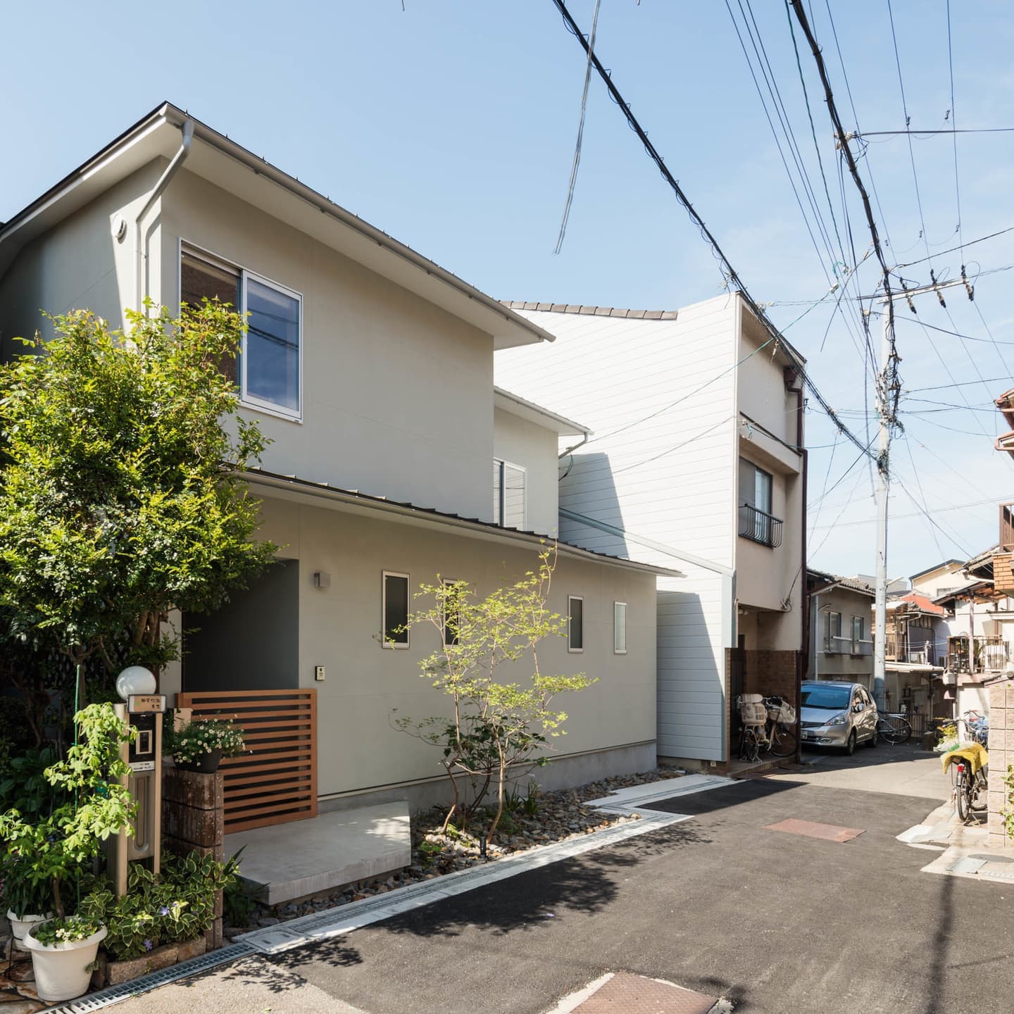 大阪の建築家・中平勝が設計した住宅密集地に建つ庭付き木造住宅です