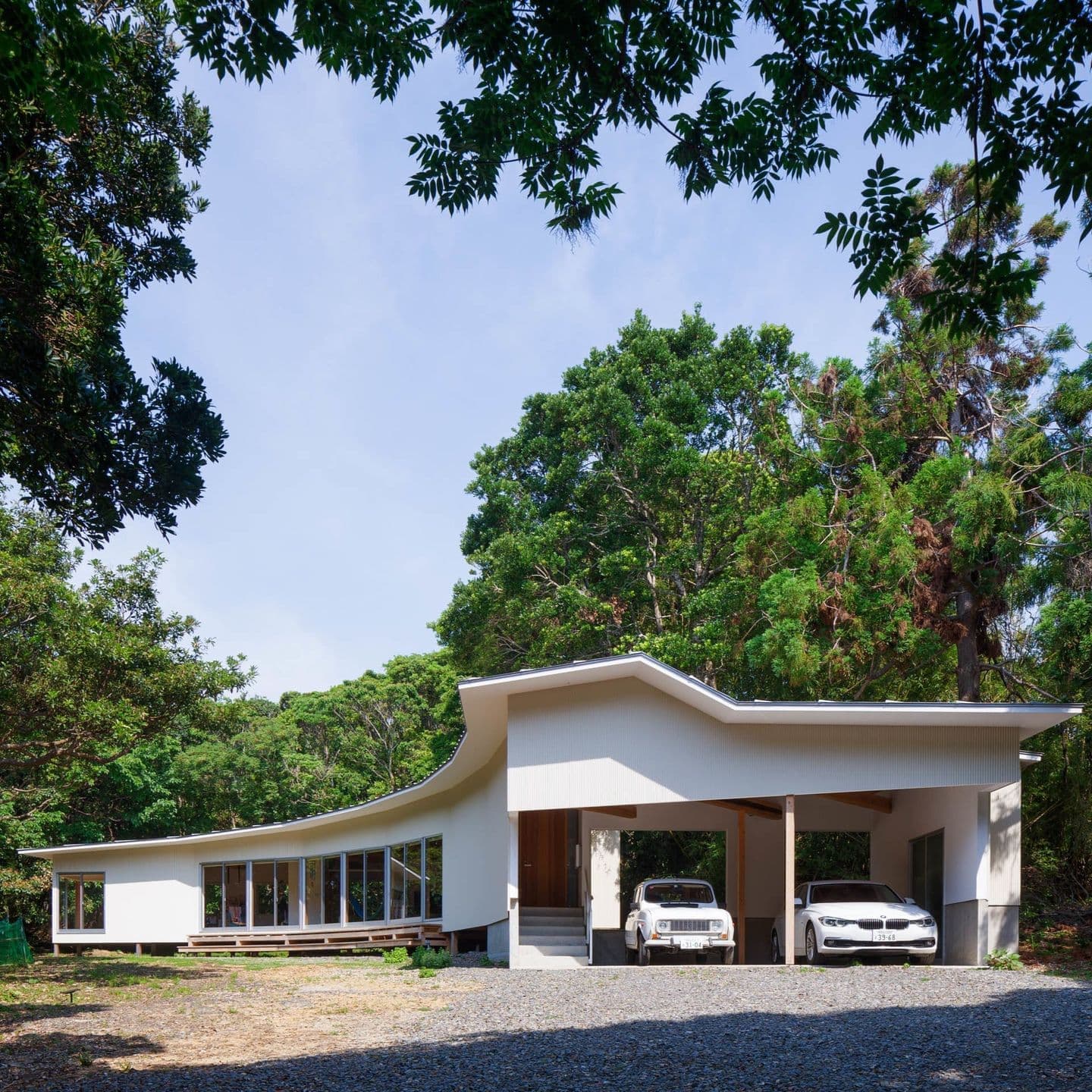 大阪の建築家・中平勝が設計した木々に囲まれた自然の中に建つ木造平屋住宅です