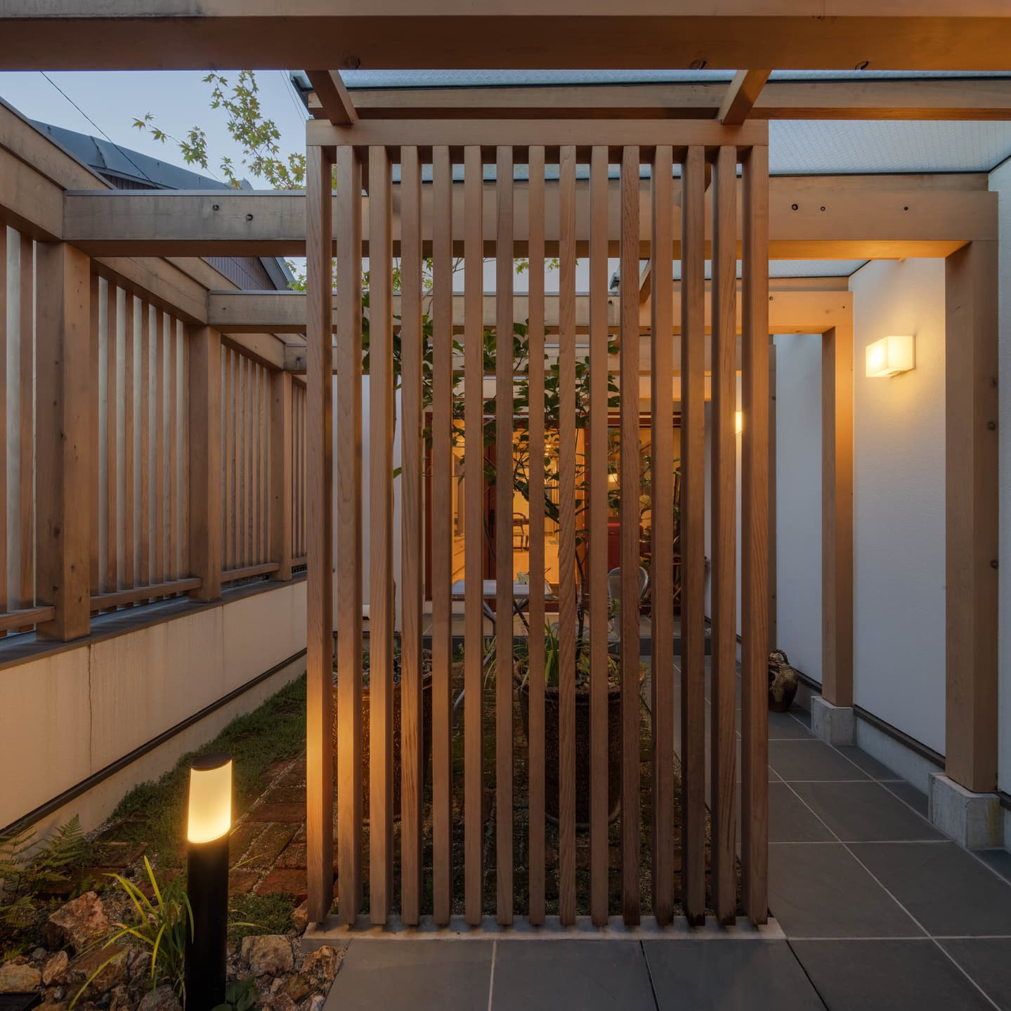 大阪の建築家・中平勝が設計した庭からアプローチするリノベーション住宅です