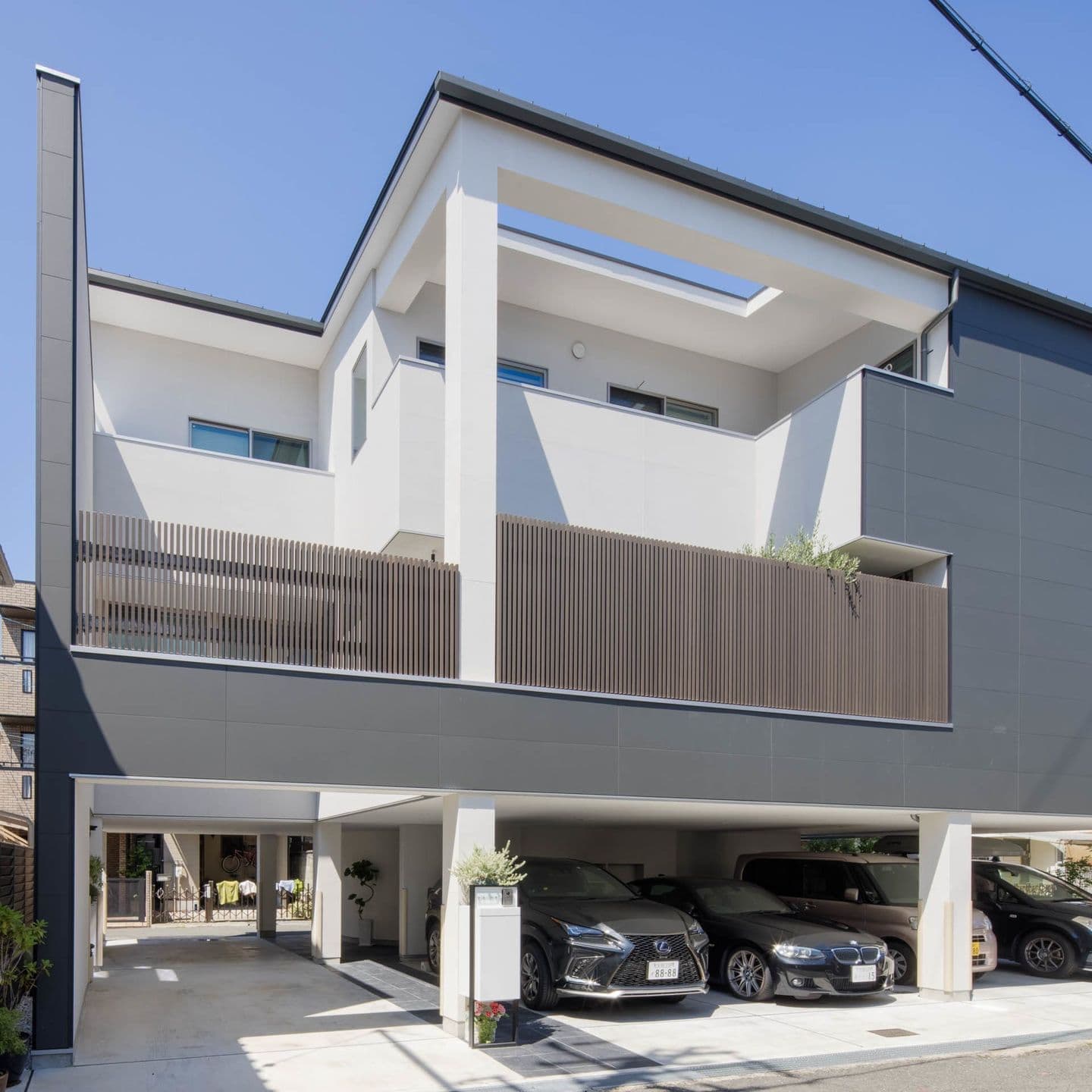 大阪の建築家・中平勝が設計した車椅子対応の鉄骨3階建て住宅です