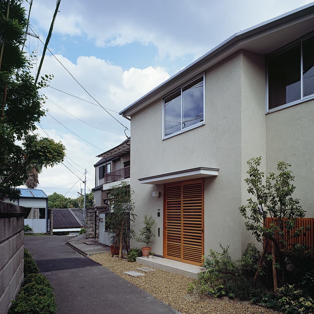 大阪の建築家・中平勝が設計した狭い前面道路に面して建つシニア対応の木造住宅です