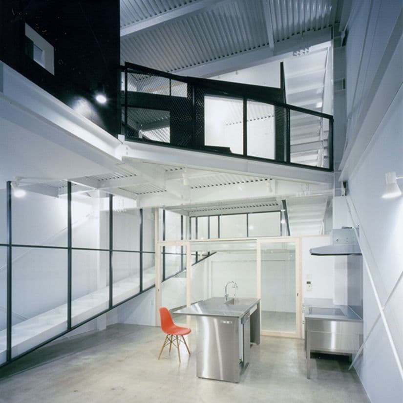 大阪の建築家・中平勝が設計した階段をドッグランとした鉄鋼造３階建ての住宅です。