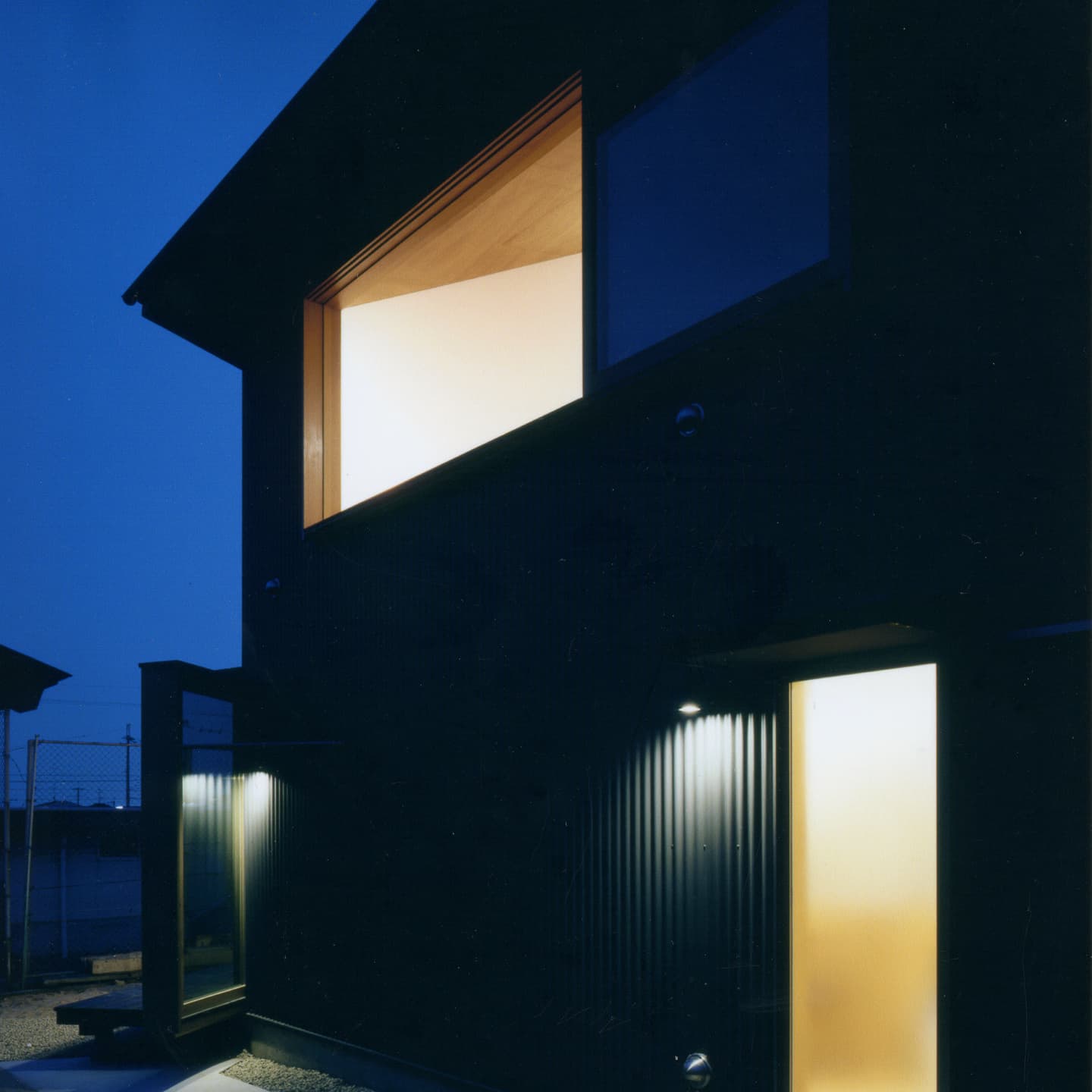 大阪の建築家・中平勝が設計した畑に面して建つ木造住宅です