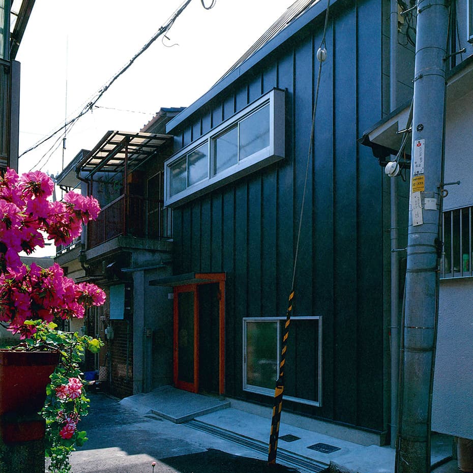 大阪の建築家・中平勝が設計した路地に面した狭小地に建つ木造３階建てホームエレベーター付きの住宅です