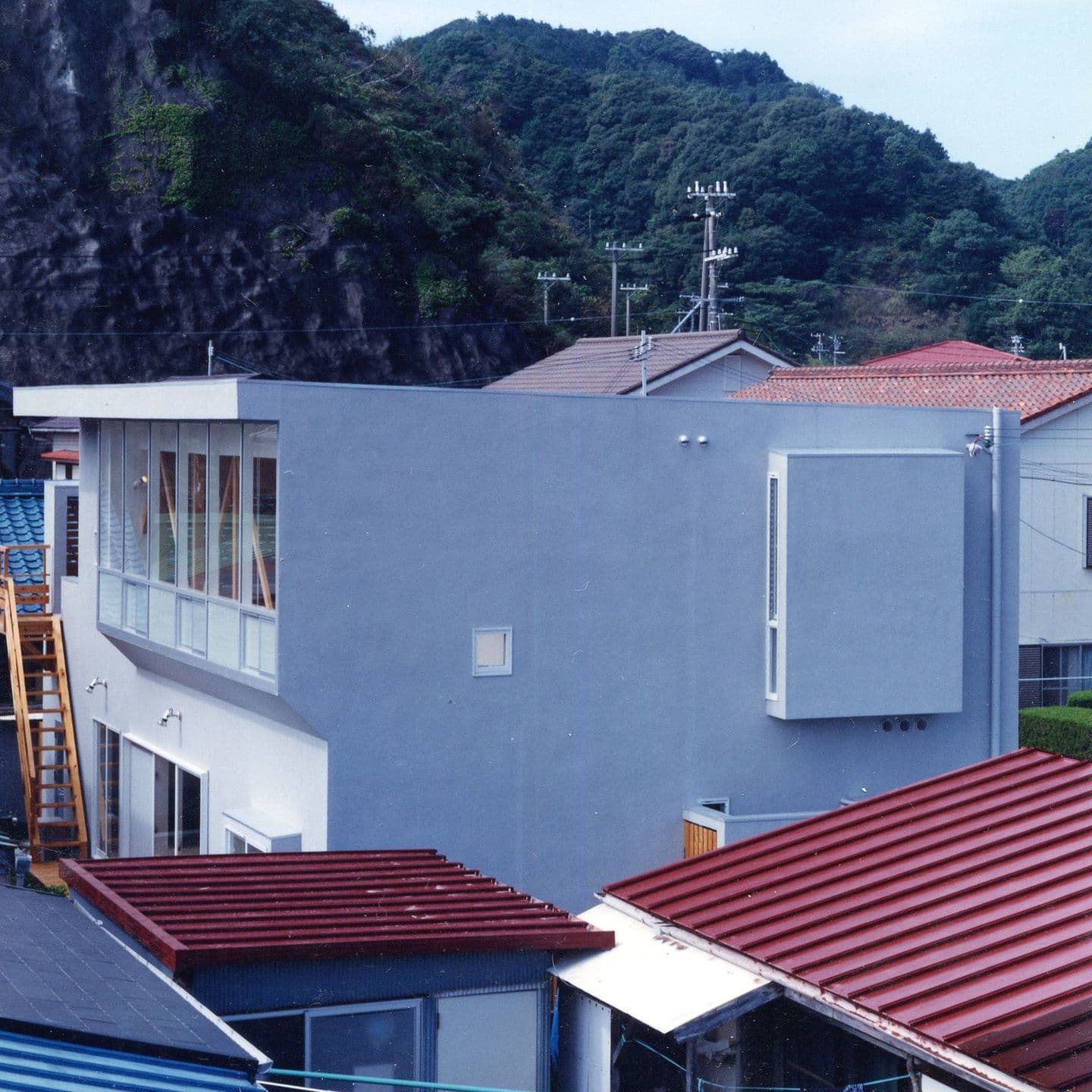 大阪の建築家・中平勝が設計した大きなハイサイドライトのある木造住宅です