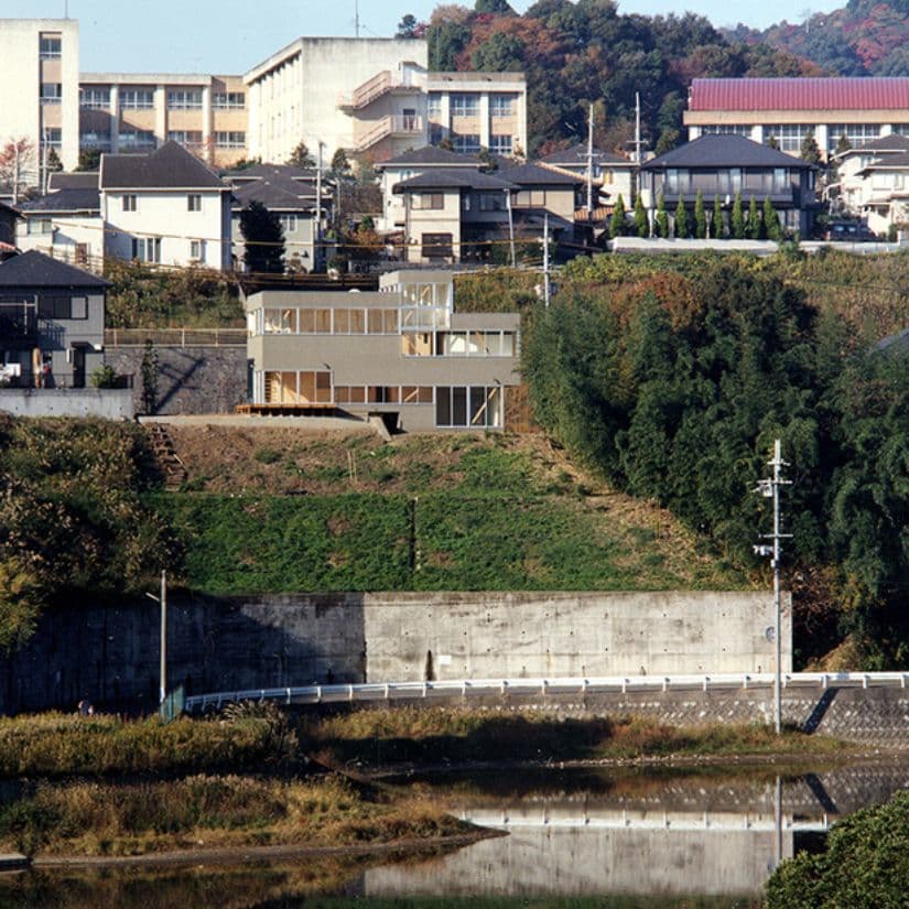 大阪の建築家・中平勝が設計した斜面地の上に建つ木造住宅です