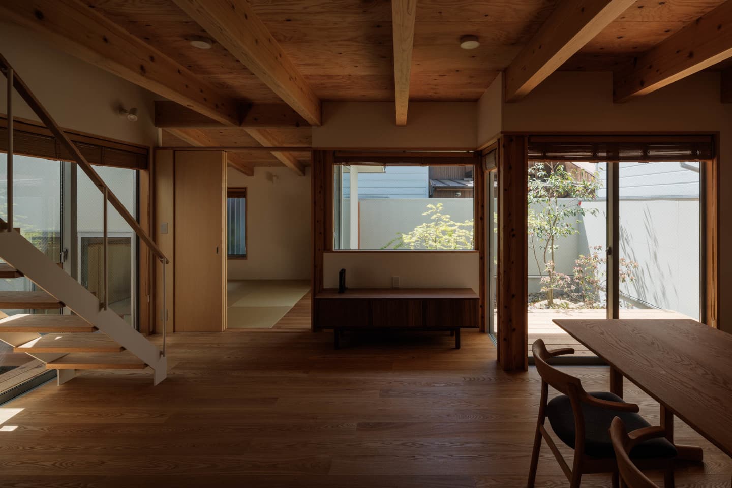 大阪の建築家・中平勝が設計した庭のある住宅の庭とリビング