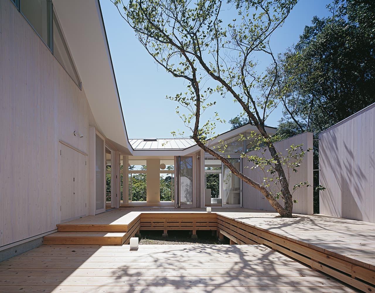 大阪の建築家・中平勝が設計したセカンドハウス・別荘の中庭