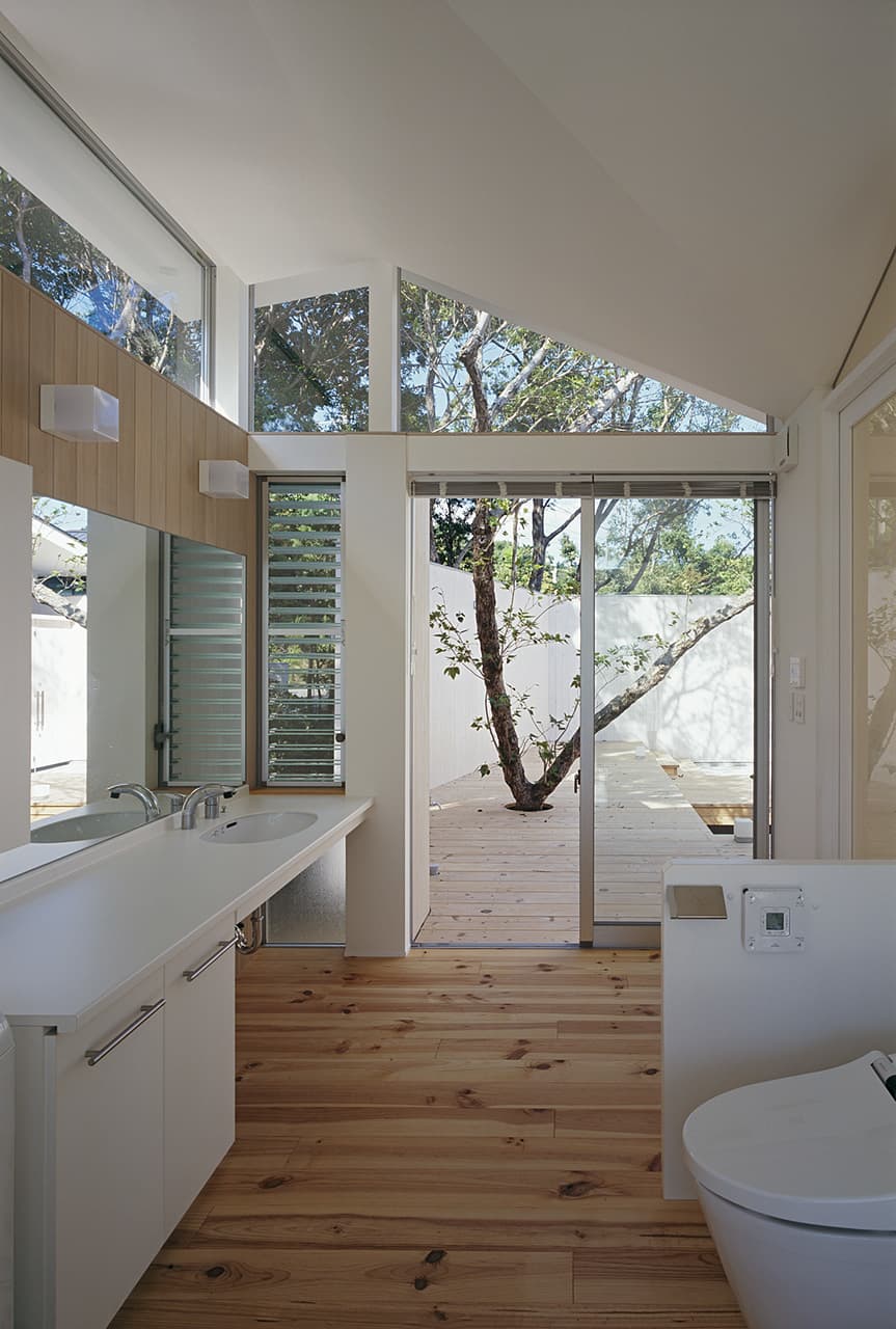 建築家・中平勝設計の既存樹木を残したセカンドハウス・別荘の開放的なバスルームです