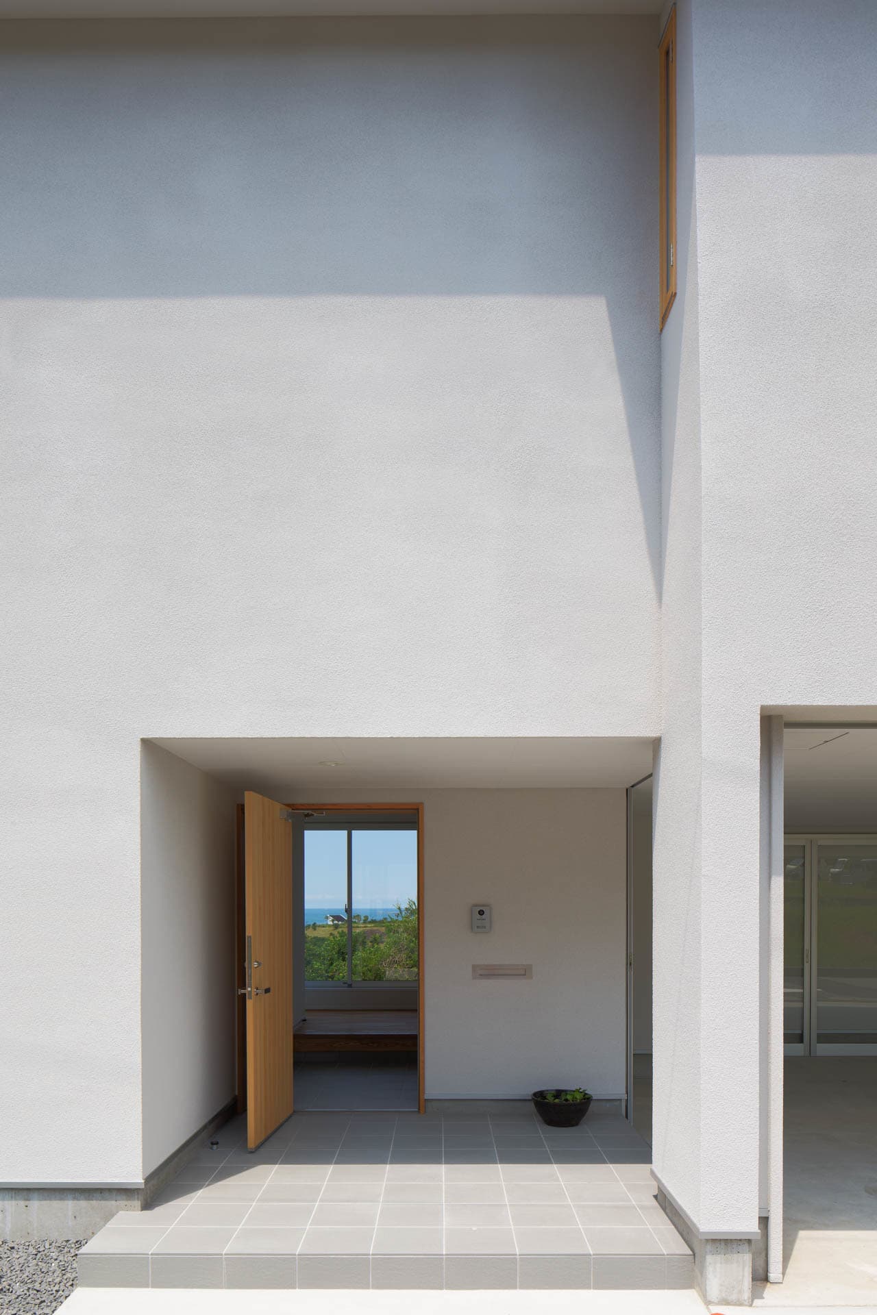 大阪の建築家・中平勝が設計した海が見える住宅・木製玄関ドア