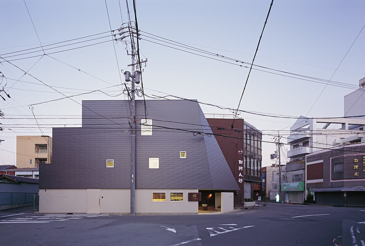 大阪の建築家が設計した角地に建つ店舗付き住宅