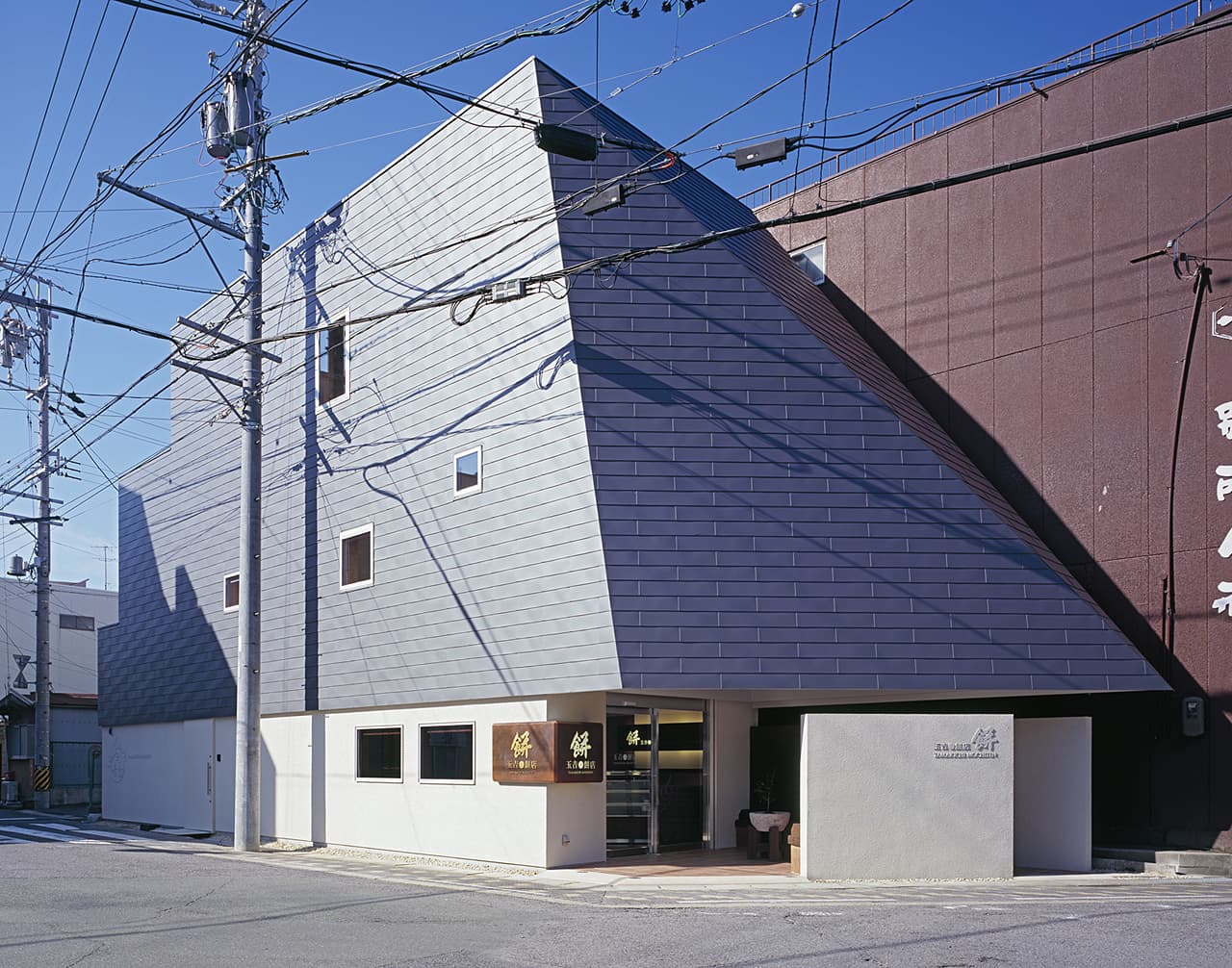 大阪の建築家・中平勝が設計した角地に建つ店舗付き住宅