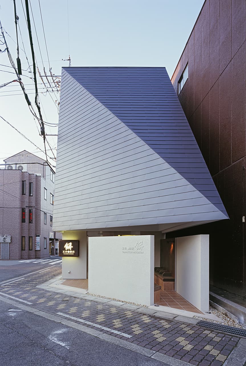 大阪の建築家・中平勝が設計した角地に建つ店舗付き住宅