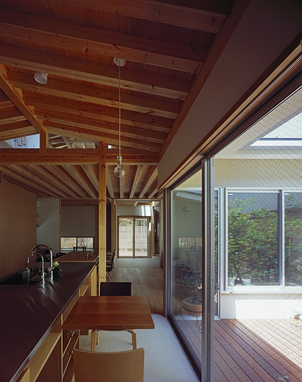 大阪の建築家・ナカヒラアーキテクツが設計したシニア対応の狭い道に面する住宅・制作アイランドキッチンのある住宅