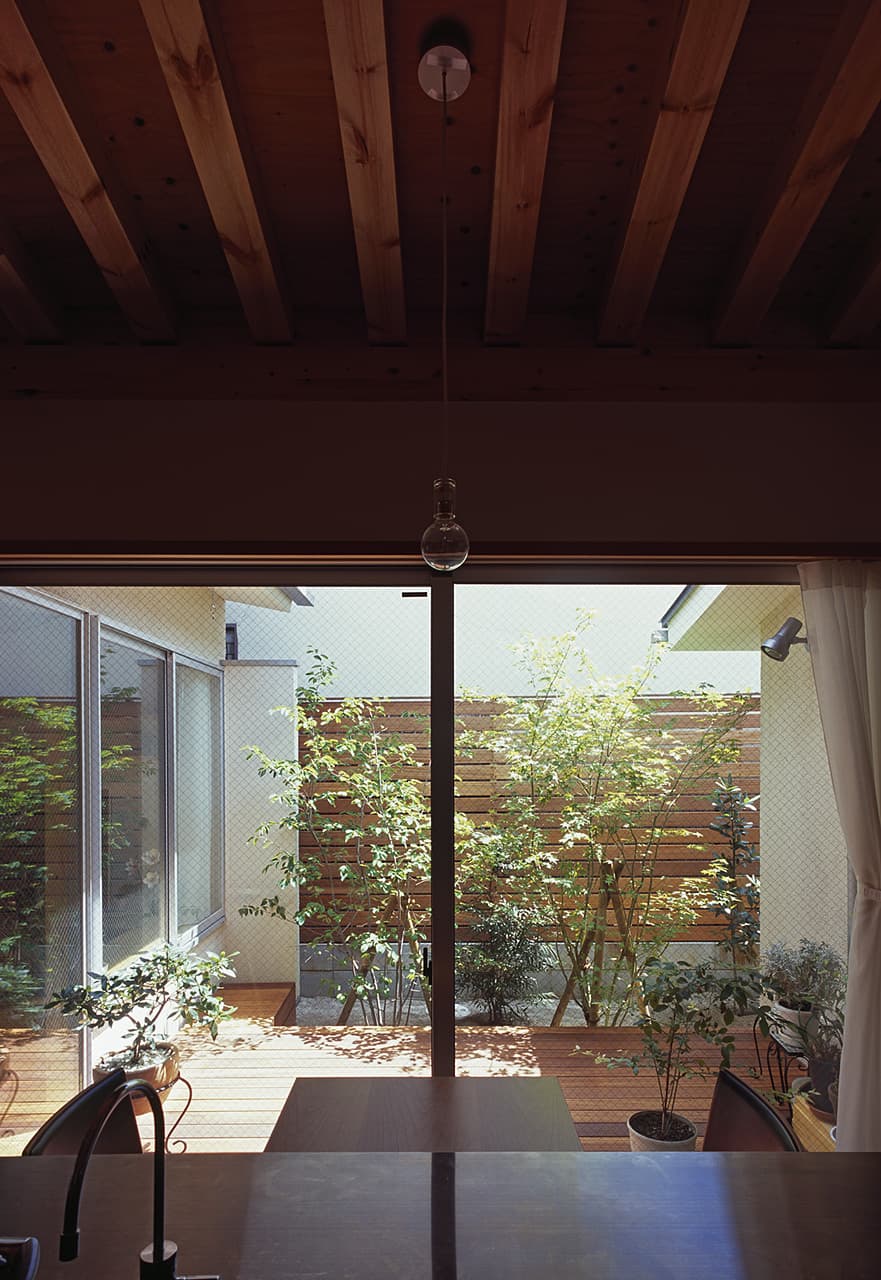 大阪の建築家・中平勝が設計したシニア対応の狭い道に面する中庭のある住宅