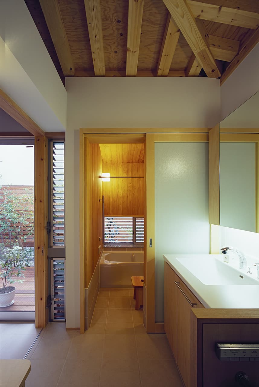 大阪の建築家・中平勝が設計したシニア対応の狭い道に面する住宅・木の香りのする浴室