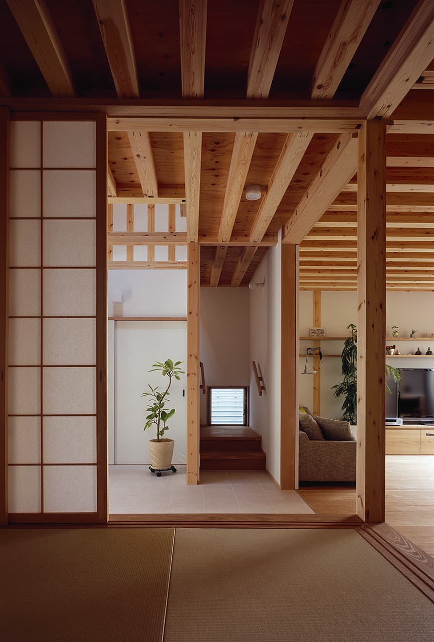 大阪の建築家・中平勝が設計したシニア対応の狭い道に面する和室のある住宅
