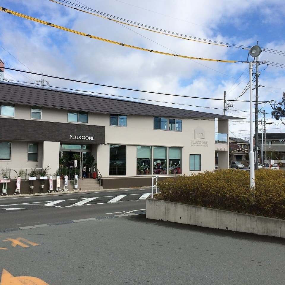 大阪の建築家・中平勝が設計した変形角地に建つ本社社屋とショールームです