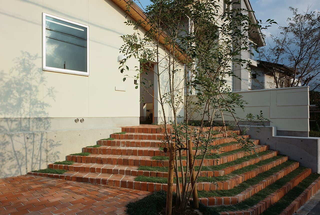 大阪の建築家・中平勝が設計した中庭のあるシニア対応の住宅リノベーション・レンガの階段
