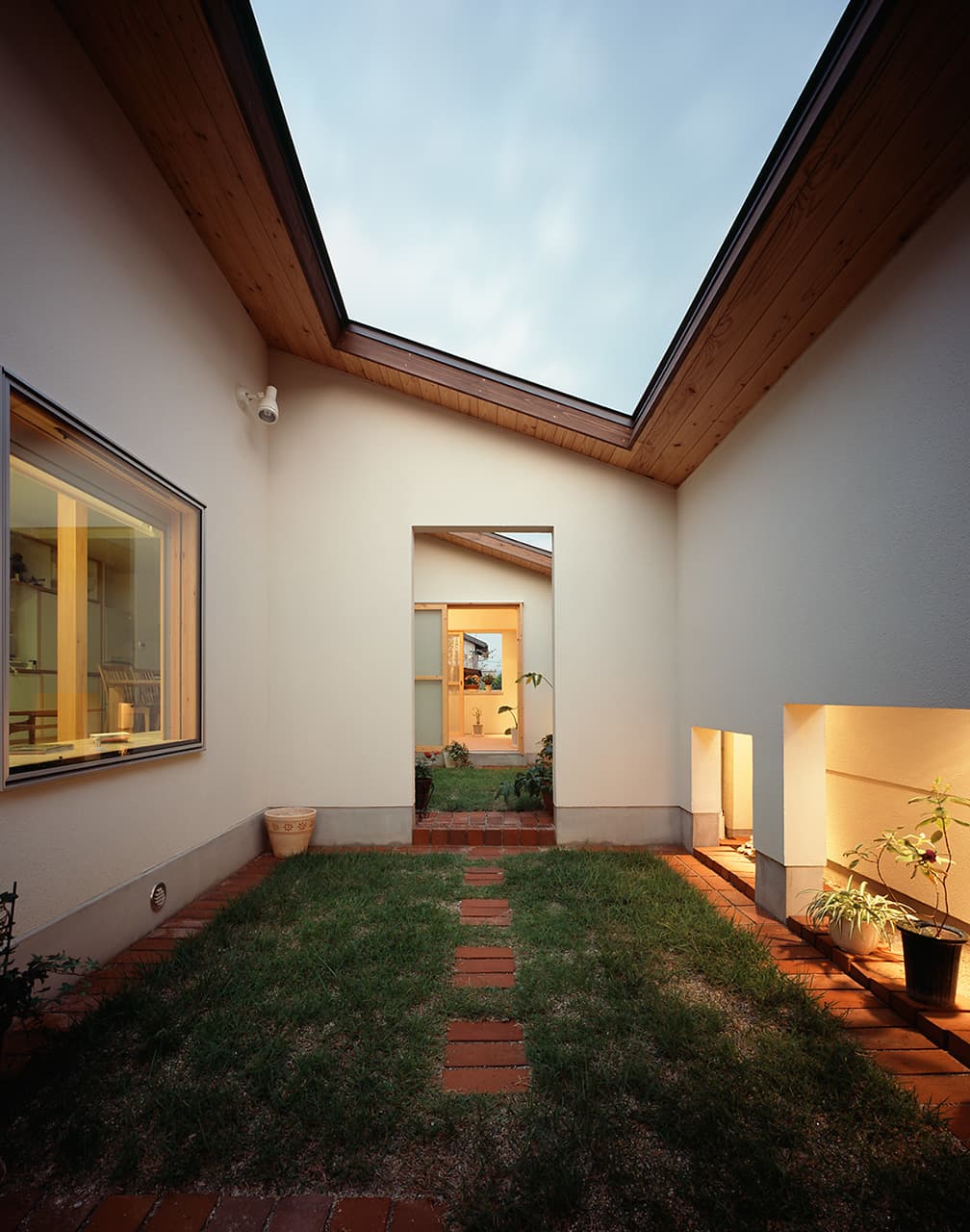 大阪の建築家・中平勝が設計した中庭のあるシニア対応の住宅リノベーション