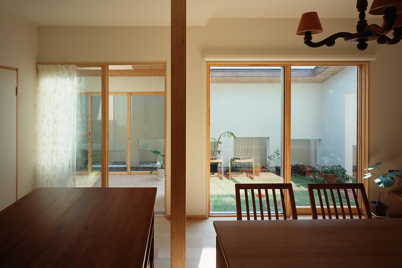 大阪の建築家・ナカヒラアーキテクツが設計した中庭のあるシニア対応の住宅リフォーム