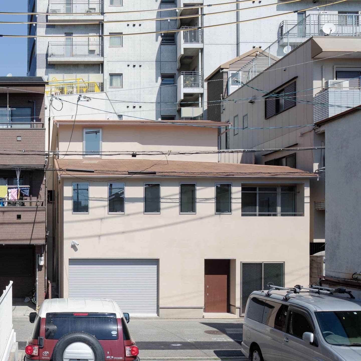 大阪の建築家・中平勝が設計した狭小地に建つ木造3階建て住宅です。