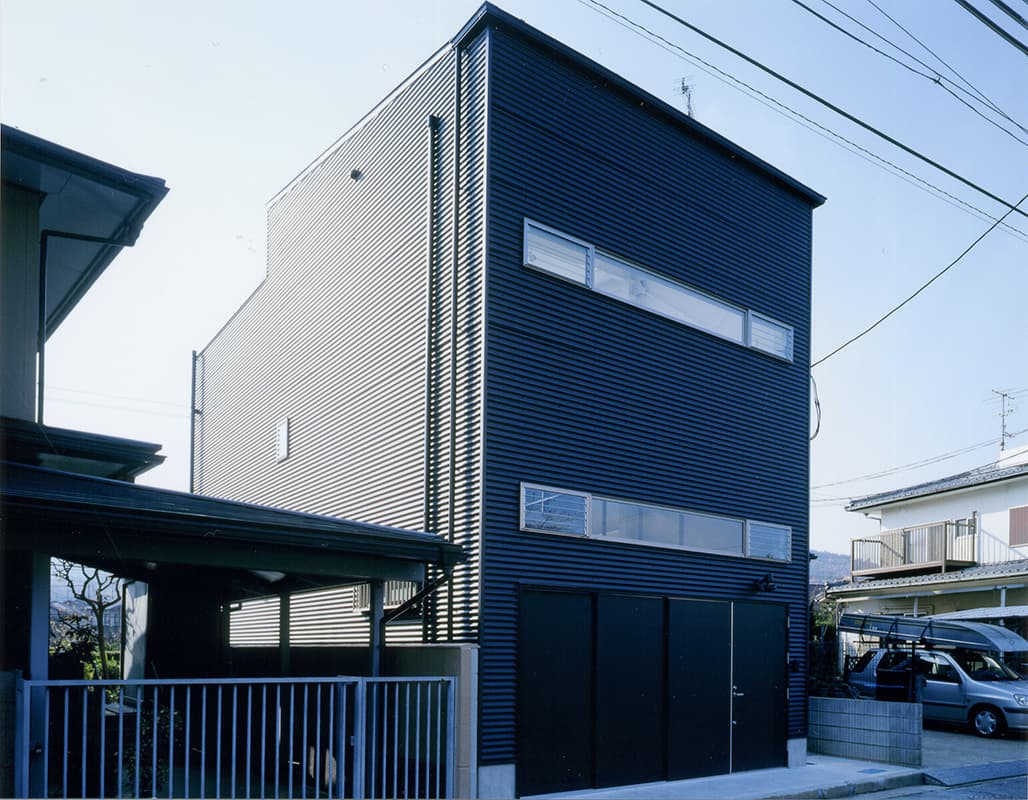 大阪の建築家・中平勝設計のペット対応鉄骨３階建て住宅