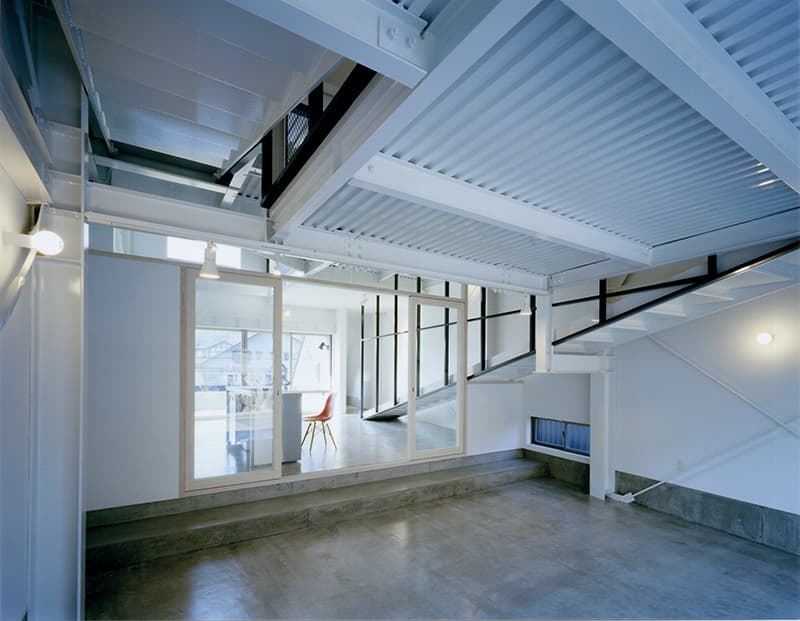 大阪の建築家・中平勝設計のペット対応鉄骨３階建て住宅のガレージ
