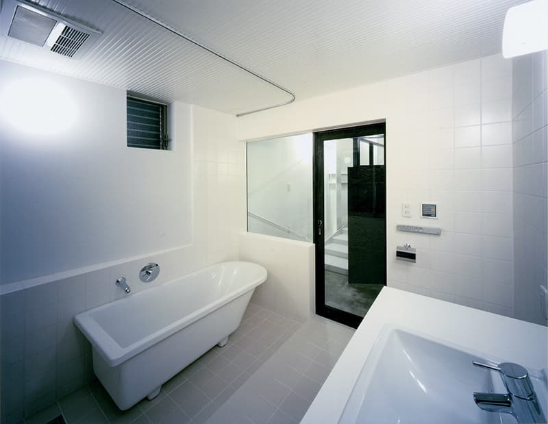 大阪の建築家・中平勝設計のペット対応鉄骨３階建て住宅のバスルーム