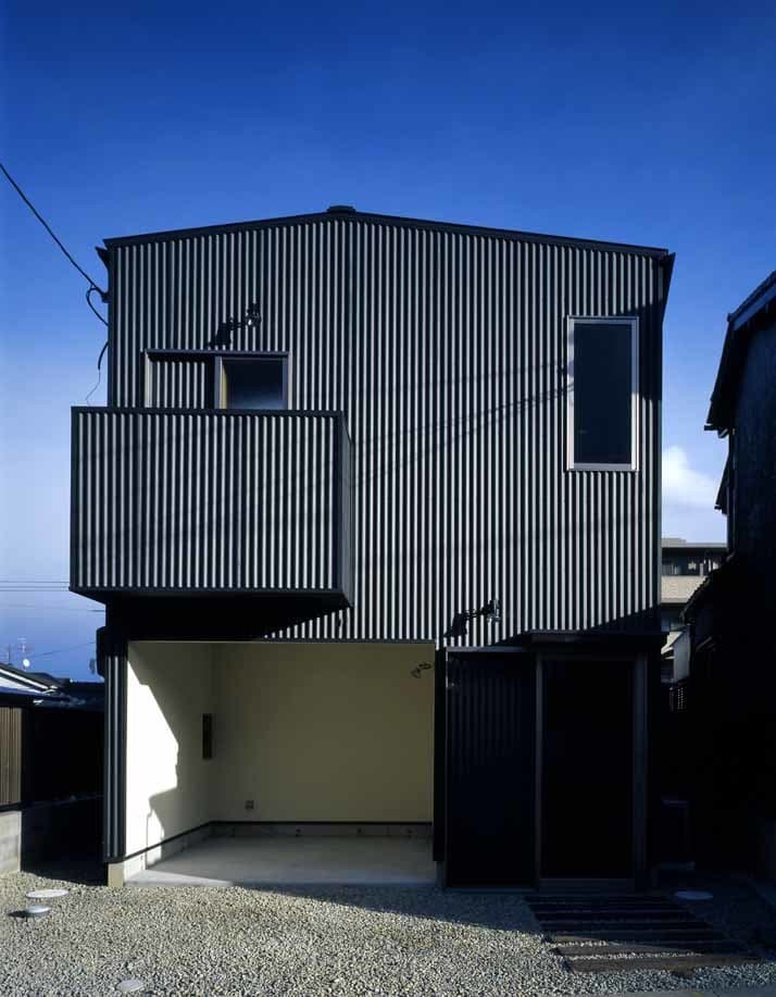 大阪の建築家・中平勝が設計した木造ローコスト住宅。外壁はガルバリュウム鋼板