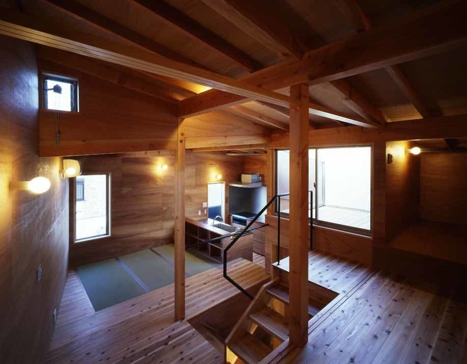 大阪の建築家・中平勝が設計した木造ローコスト住宅のリビングと制作キッチン
