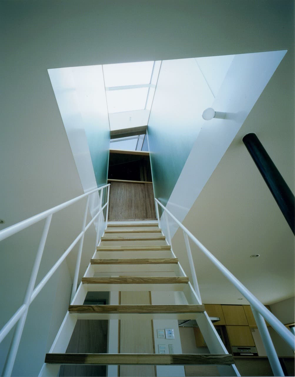大阪の建築家・中平勝が設計した木造住宅／トップライトの光が入る階段