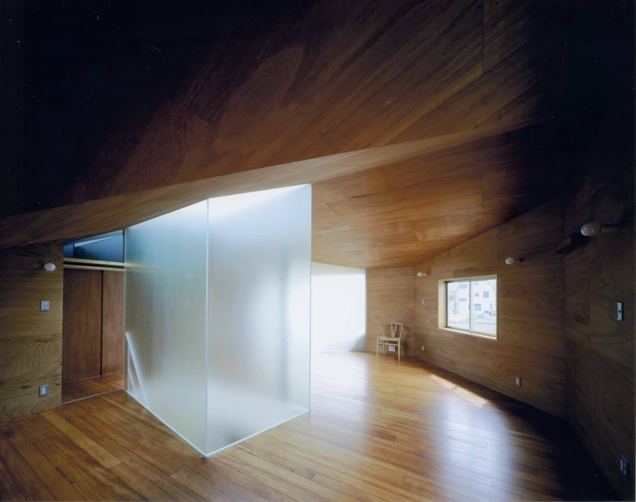 大阪の建築家・中平勝が設計した木造住宅／トップライトの光が間接的に子供室に入る