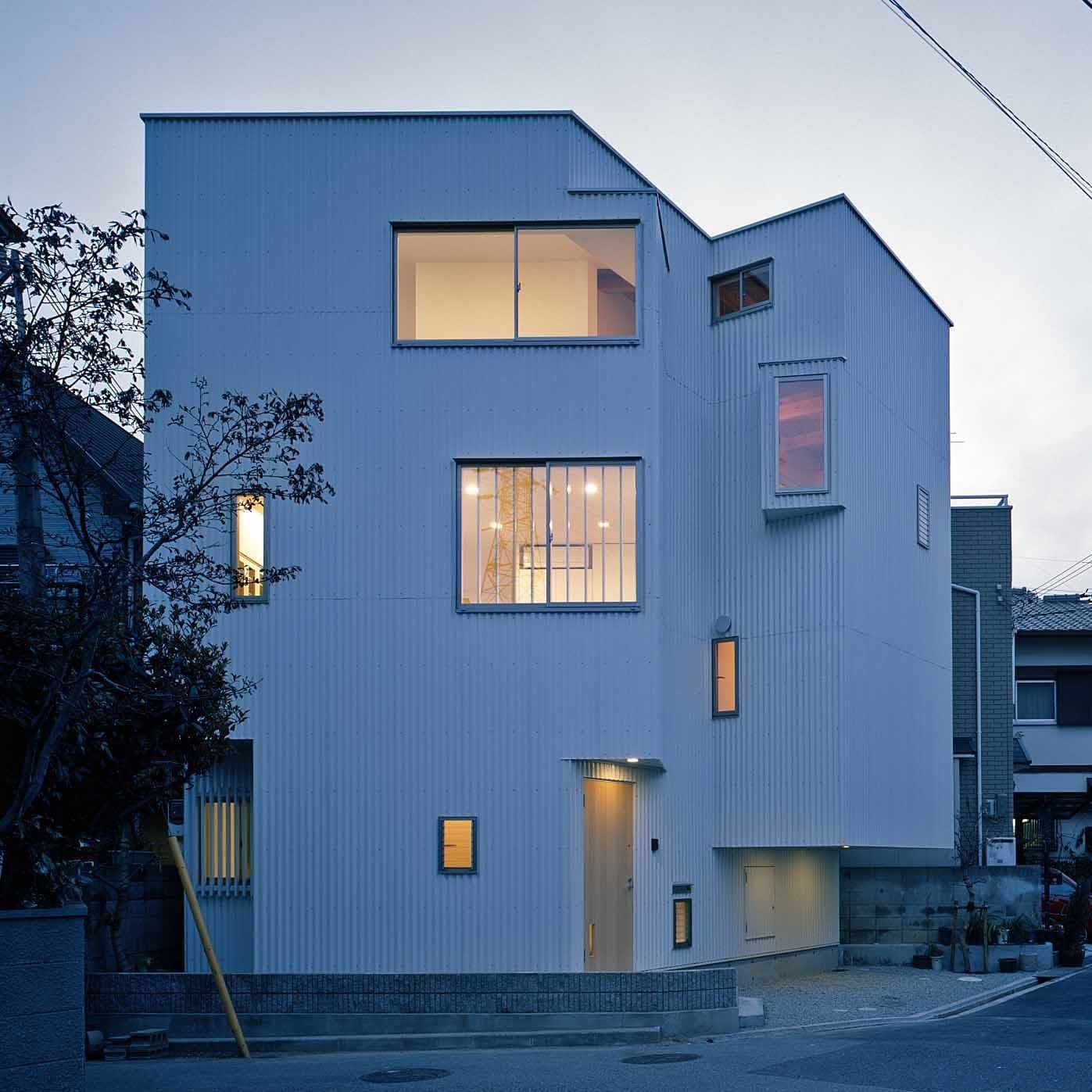 大阪の建築家・中平勝が設計した敷地19坪に建つ木造3階建て2世帯住宅です