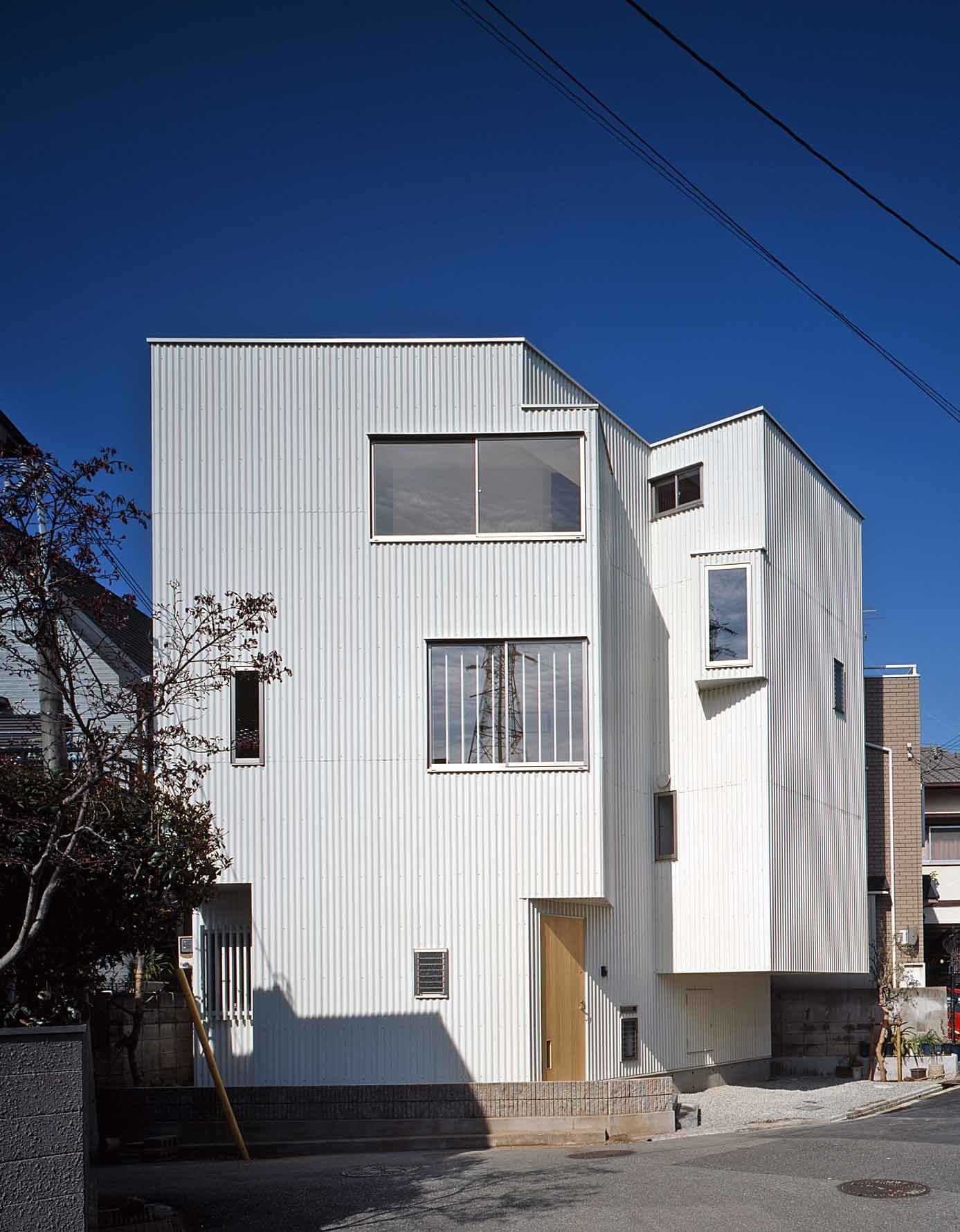 大阪の建築家・中平勝設計の狭小地に建つ木造3階建ての2世帯住宅