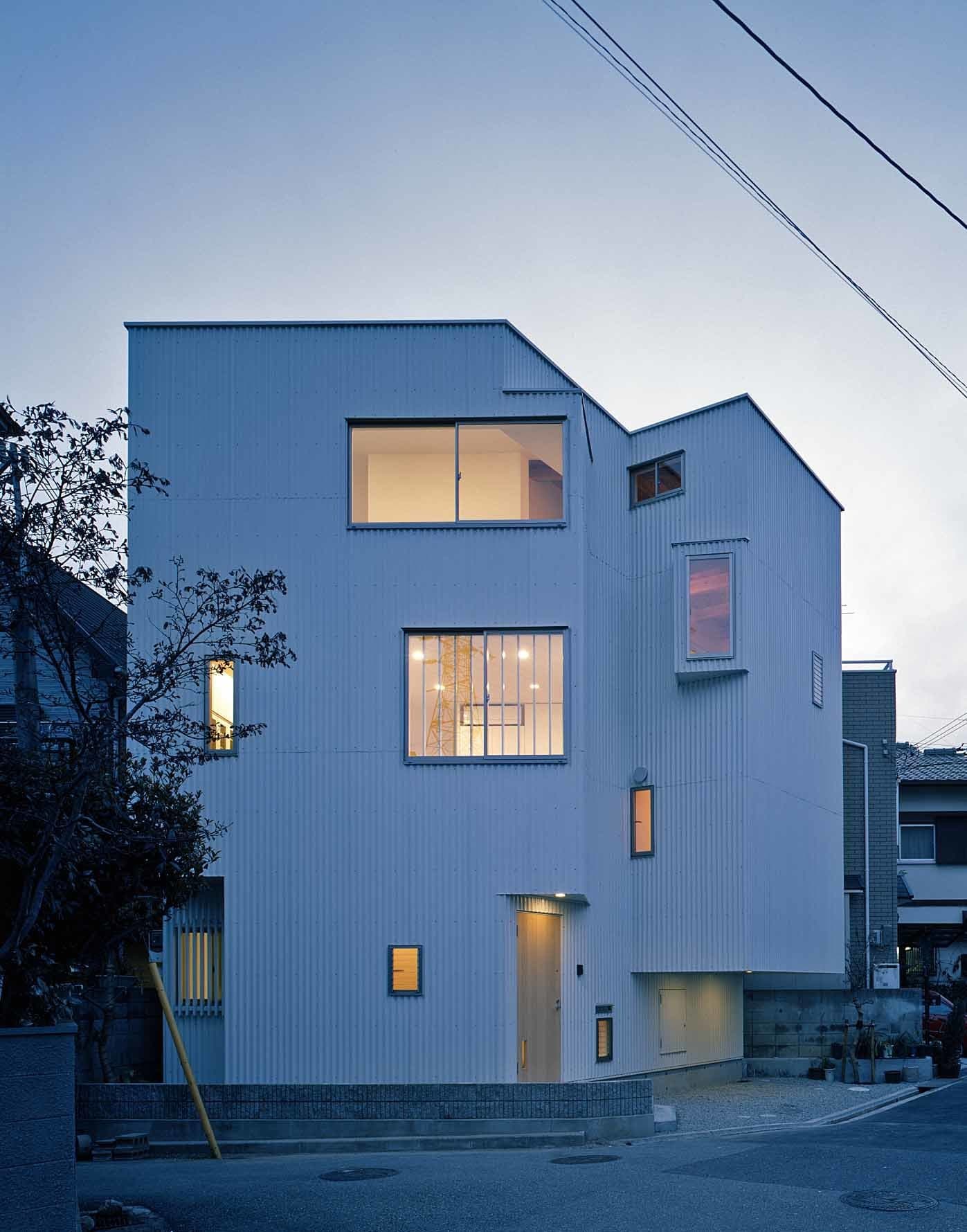 大阪の建築家・中平勝設計の狭小地に建つ2世帯住宅
