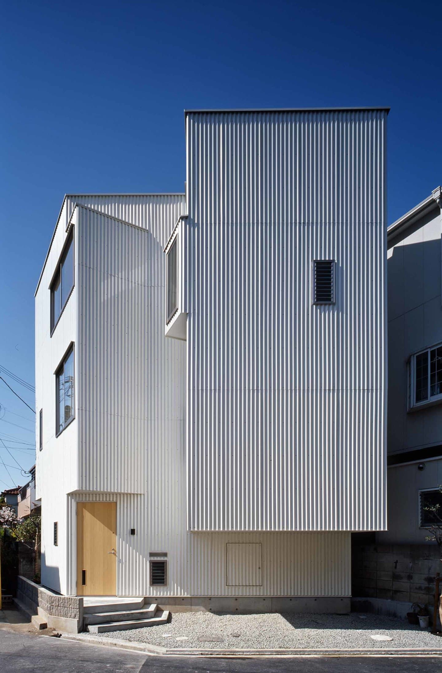 大阪の建築家・中平勝設計の狭小地に建つ木造3階建ての2世帯住宅／ガレージスペースを見る