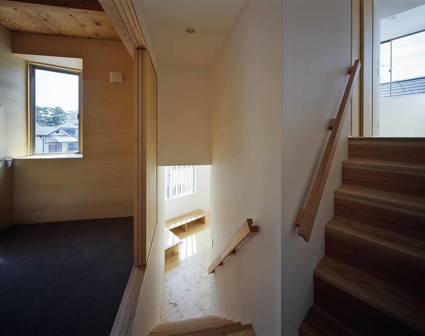 大阪の建築家・中平勝設計の狭小地に建つ木造3階建ての2世帯住宅