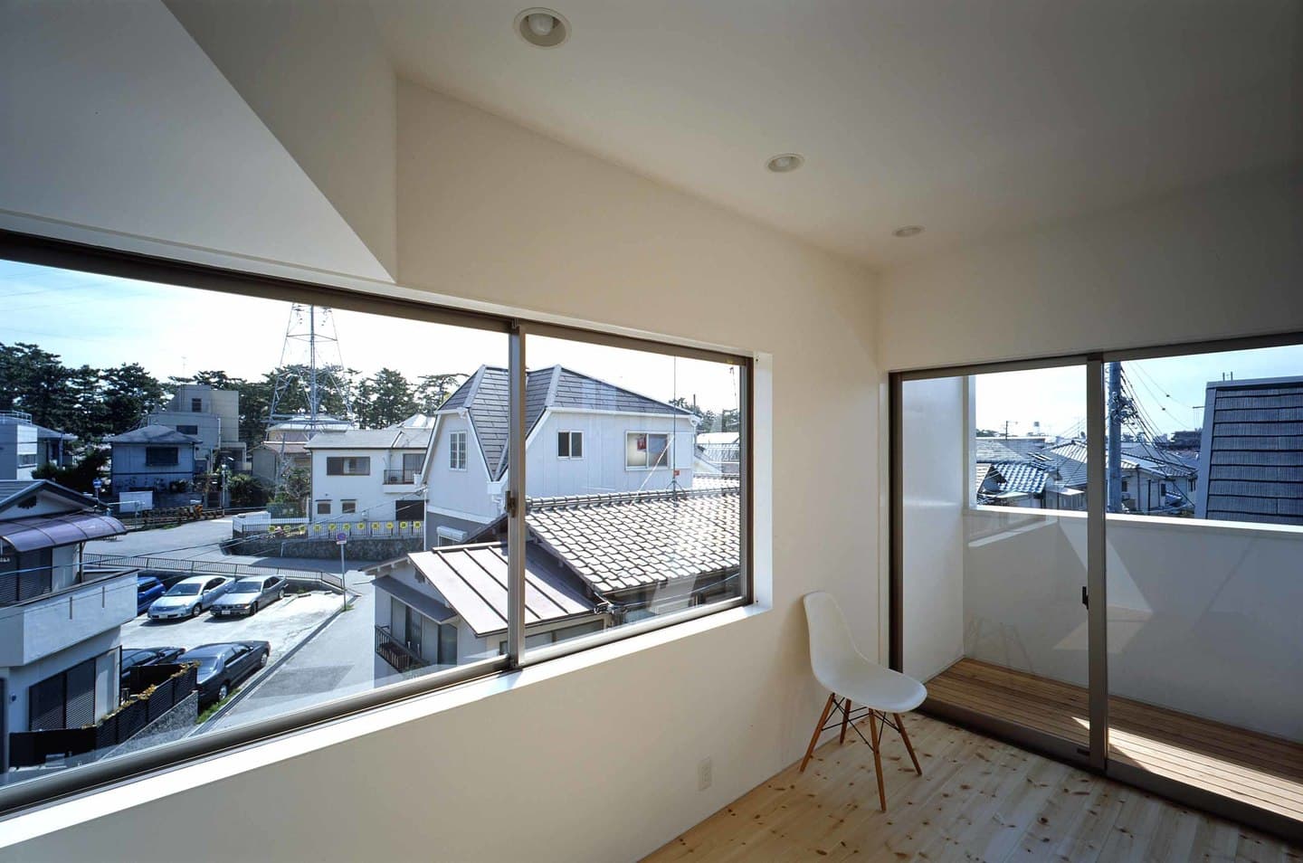 大阪の建築家・中平勝設計の狭小地に建つ木造3階建ての2世帯住宅です
