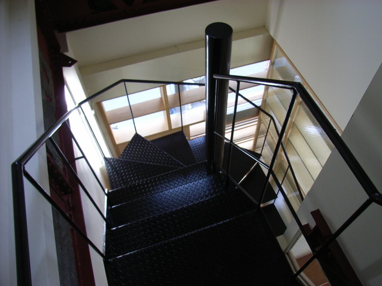 大阪の建築家・中平勝が設計した本屋リノベーションのらせん階段です