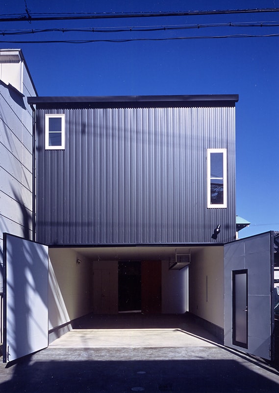 大阪の建築家・中平勝が設計した京都の町家を再編した鉄骨造住宅のフルオープンガレージ