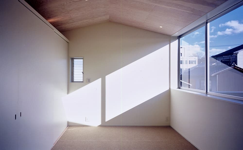 大阪の建築家・中平勝が設計した京都の町家を再編した鉄骨造住宅の寝室