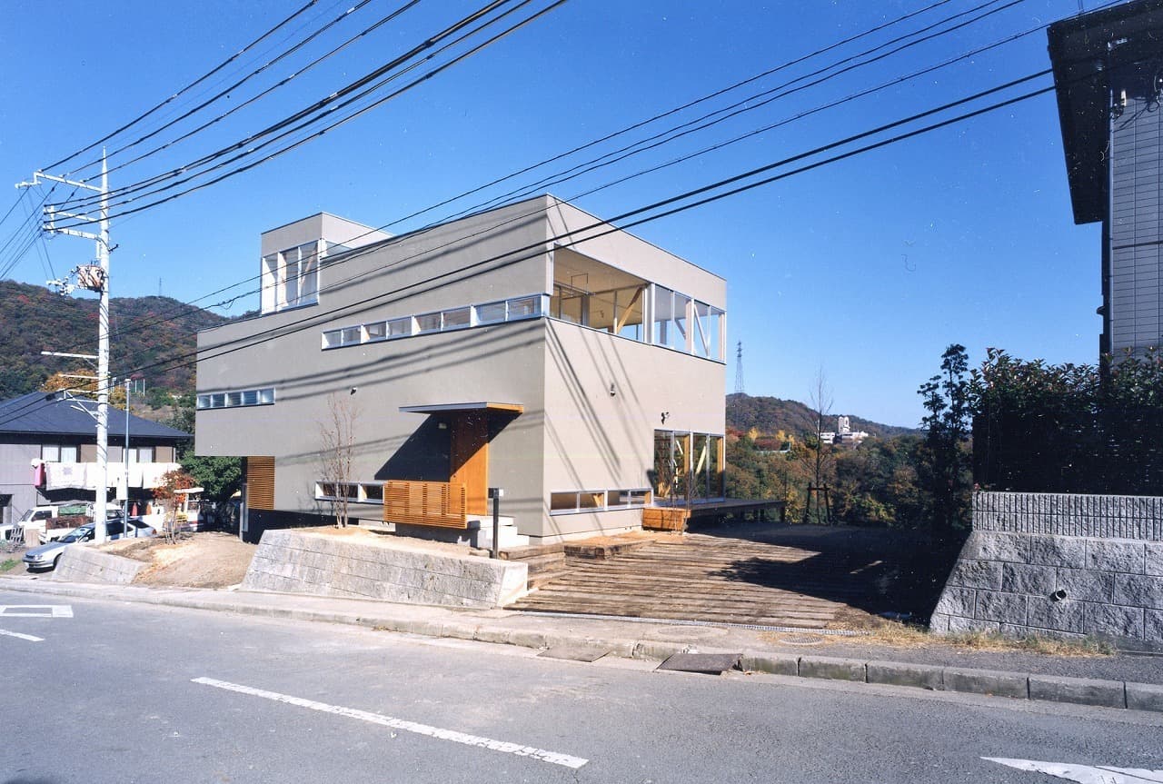 大阪の建築家・中平勝が設計した和歌山市に建つ木造住宅の駐車スペース