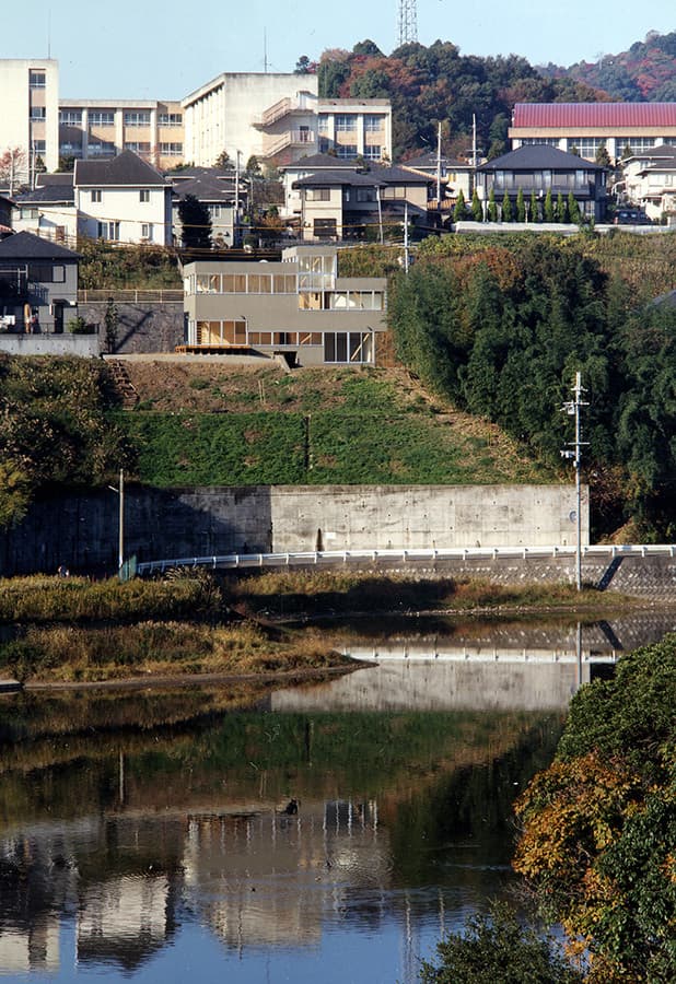 大阪の建築家・中平勝が設計した和歌山市に建つ木造住宅／斜面地の上に建っています