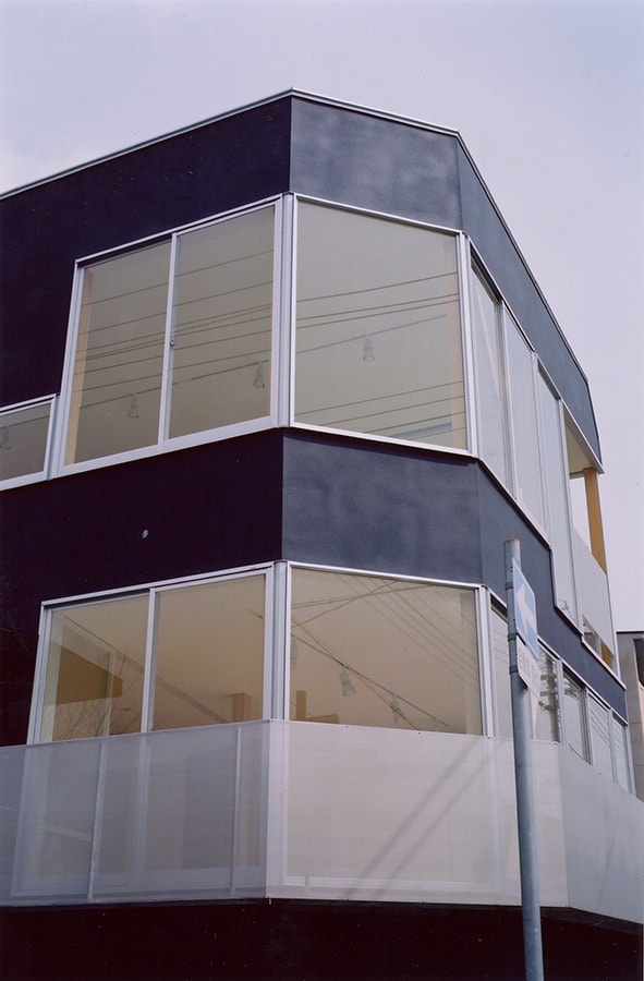 大阪の建築家・中平勝が設計した神戸市に建つ木造／連続する窓が特徴の外観です