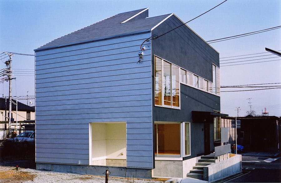 大阪の建築家・中平勝が設計した神戸市の閑静な住宅地に建つ木造住宅です