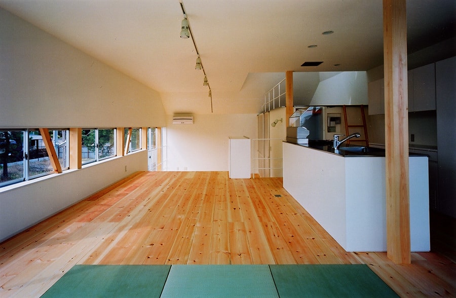 大阪の建築家・中平勝が設計した神戸市に建つ木造住宅のダイニングキッチン