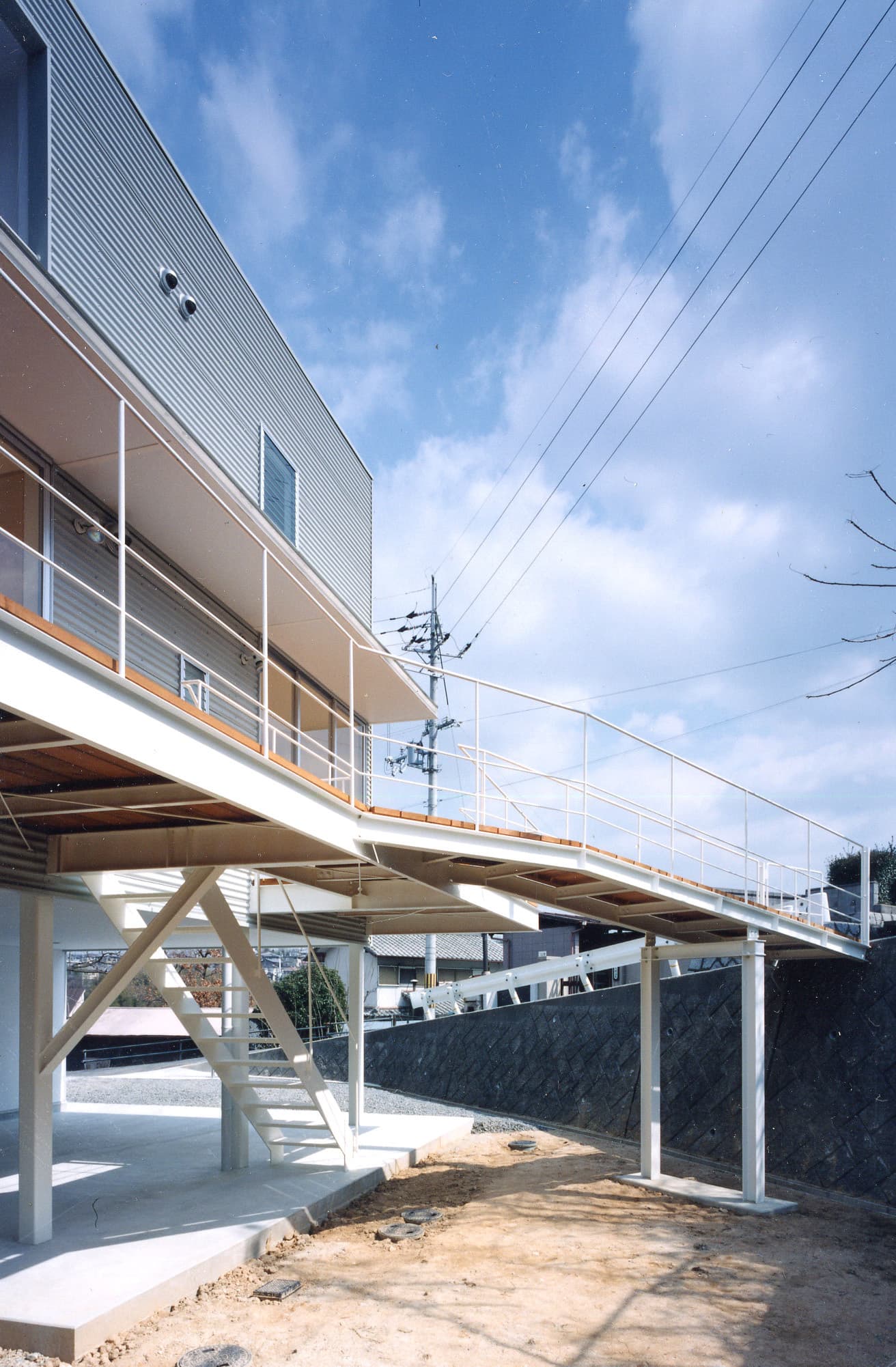 大阪の建築家・中平勝が設計した鉄鋼造３階建てのアトリエ付住宅