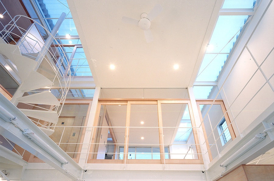 大阪の建築家・中平勝が設計した鉄鋼造３階建てのアトリエ付住宅／トップライト