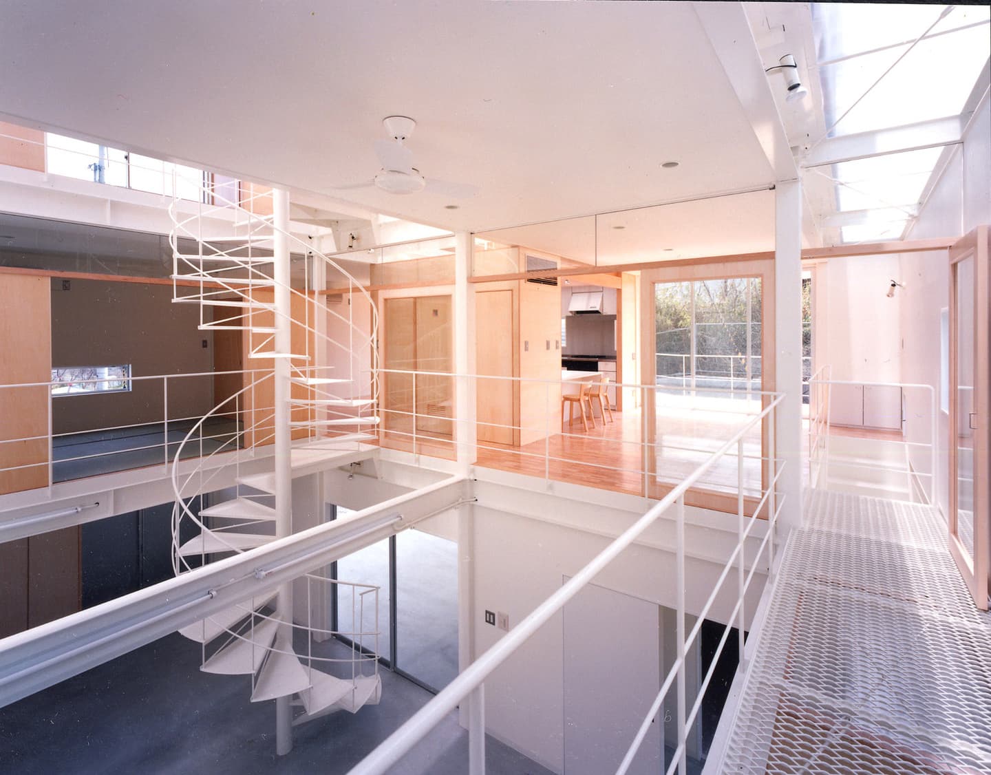大阪の建築家・中平勝が設計した鉄鋼造３階建てのアトリエ付住宅